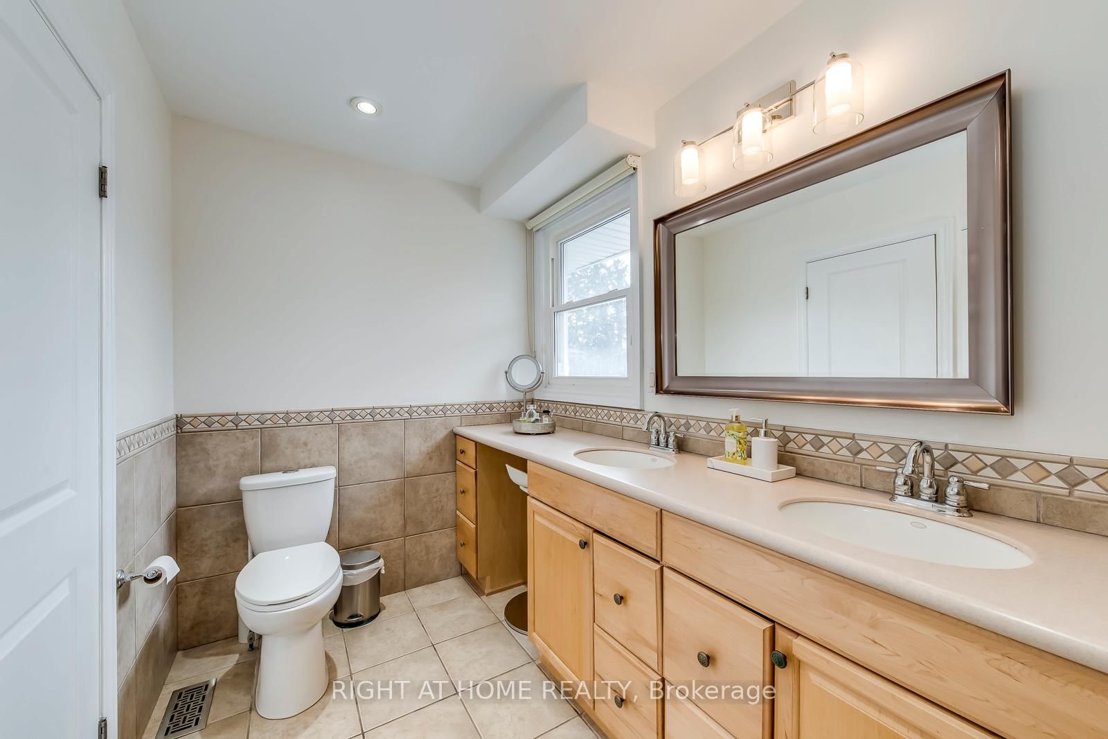 Detached House for sale at 204 Walkers Line, Burlington, Ontario, L7N 2C3 - Roseland - MLS: W12945668