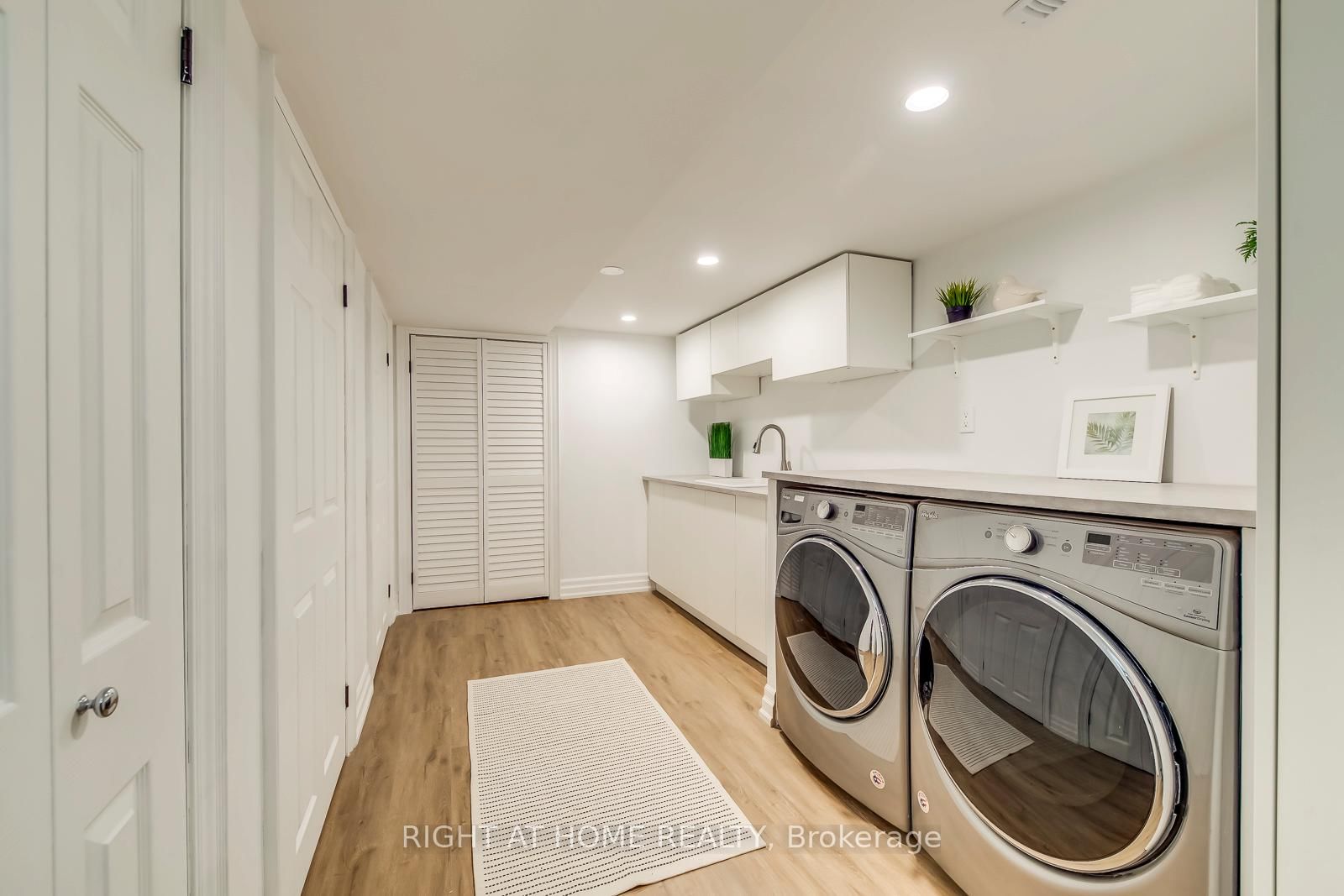 Detached House for sale at 204 Walkers Line, Burlington, Ontario, L7N 2C3 - Roseland - MLS: W12945668