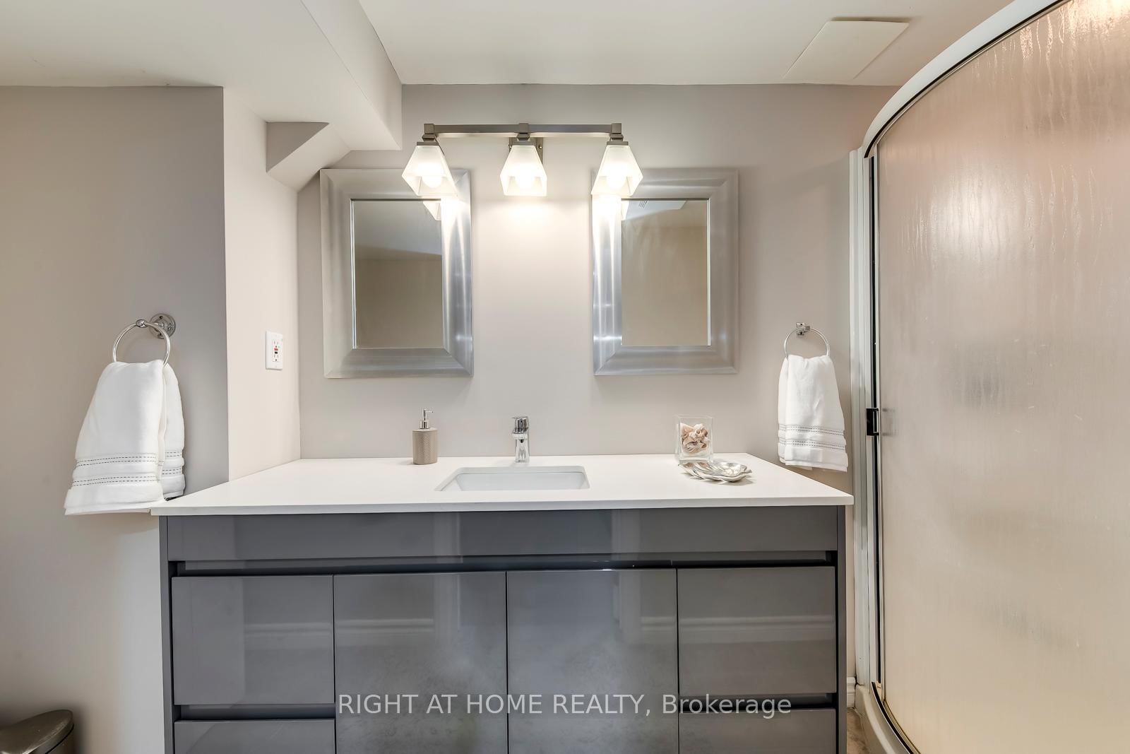 Detached House for sale at 204 Walkers Line, Burlington, Ontario, L7N 2C3 - Roseland - MLS: W12945668