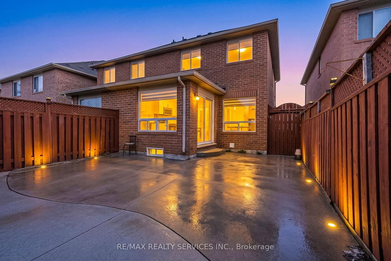 110 Dwyer Dr, Brampton, L6S 0B4 | Image 2