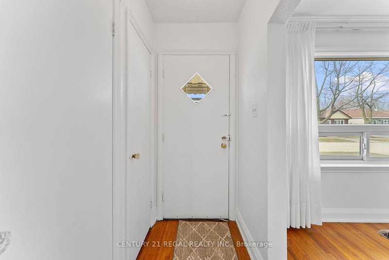 191 Alderbrae Ave, Toronto, M8W 4K4 | Image 3