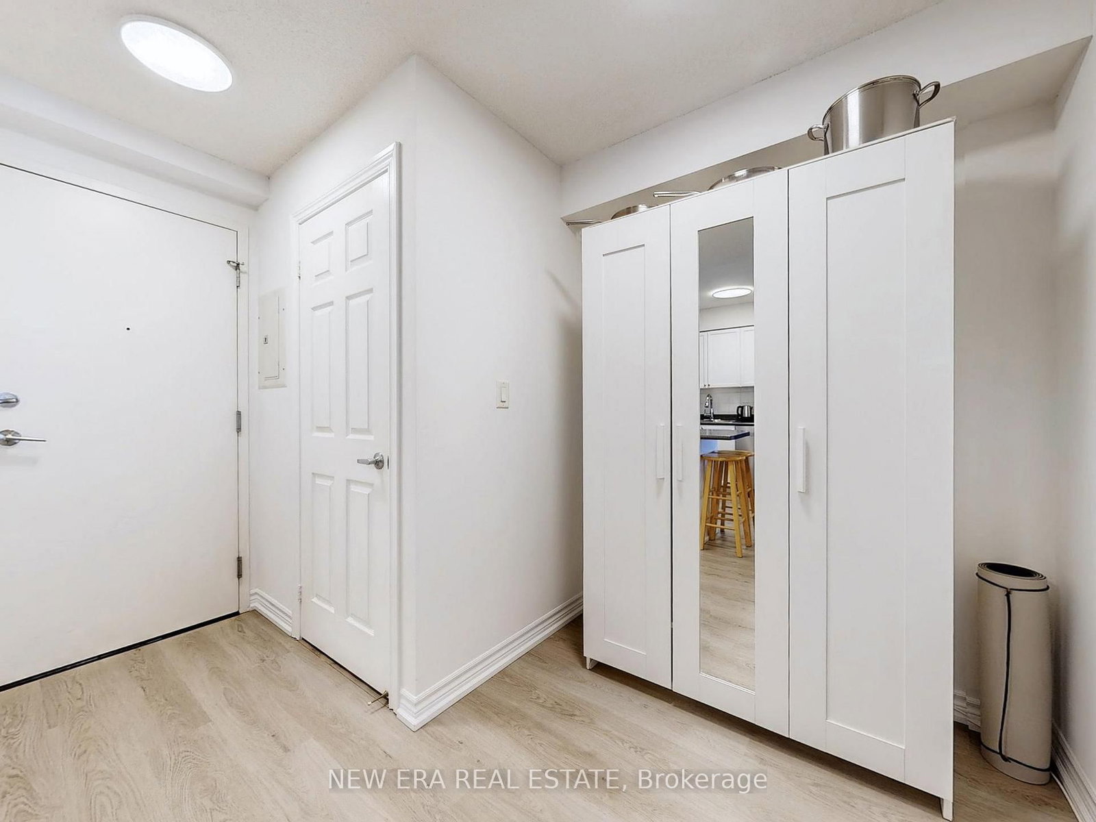 Condo for sale at 923-3888 Duke Of York Boulevard, Mississauga, Ontario, L5B 4P5 - City Centre - MLS: W12946220