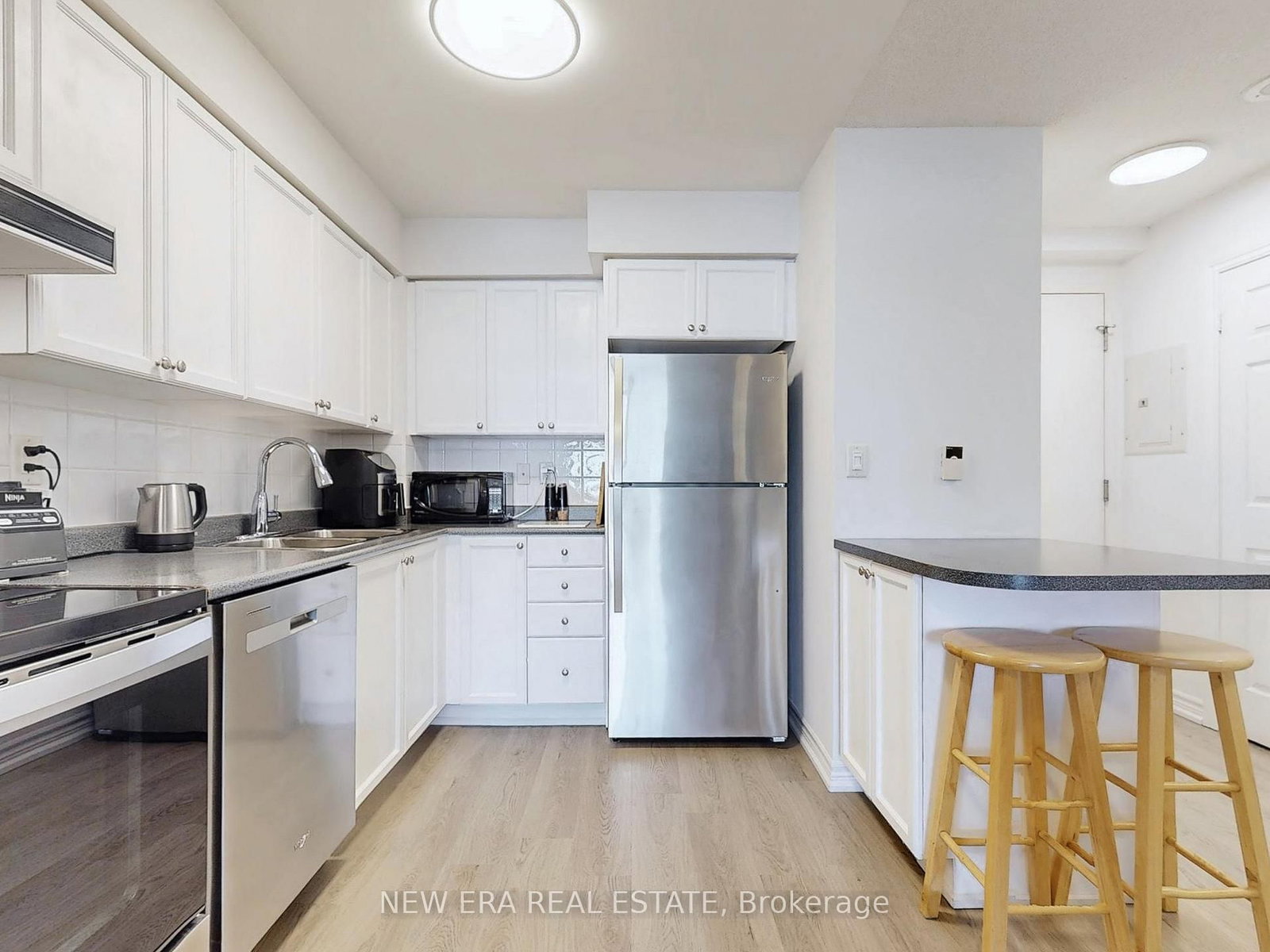 Condo for sale at 923-3888 Duke Of York Boulevard, Mississauga, Ontario, L5B 4P5 - City Centre - MLS: W12946220