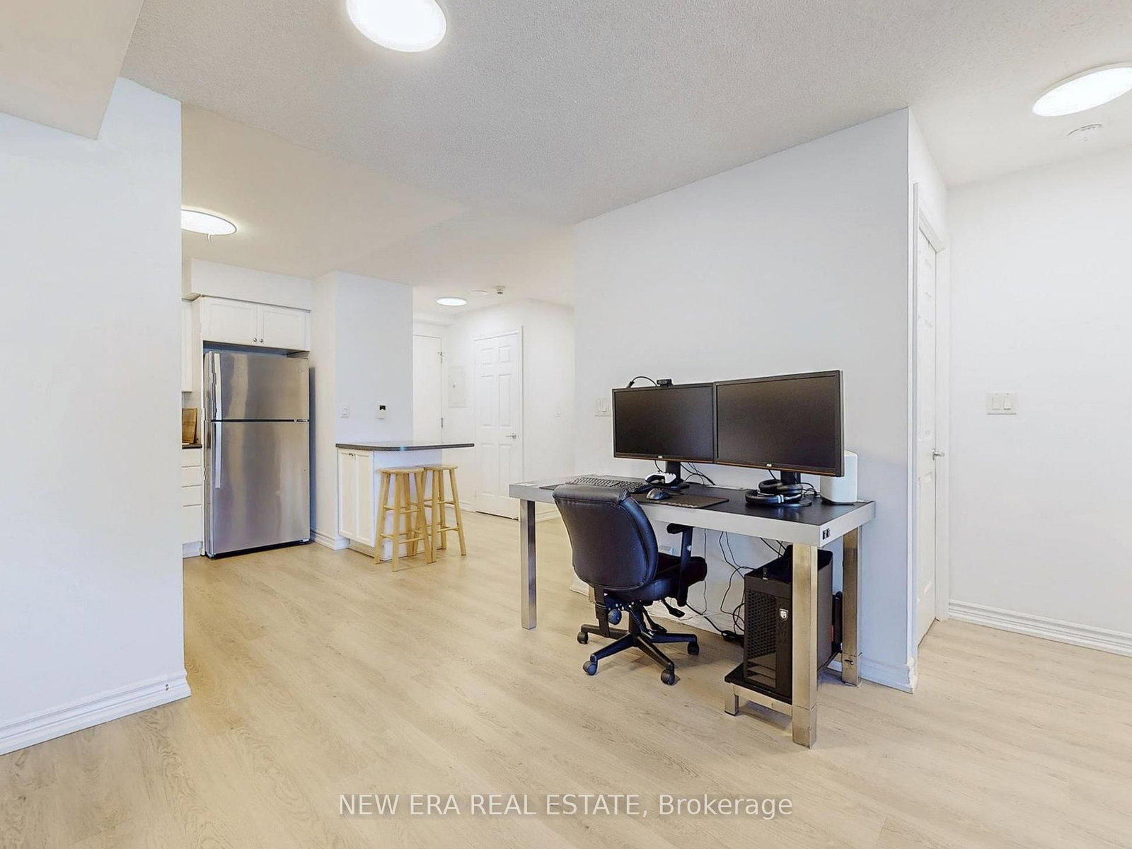 Condo for sale at 923-3888 Duke Of York Boulevard, Mississauga, Ontario, L5B 4P5 - City Centre - MLS: W12946220