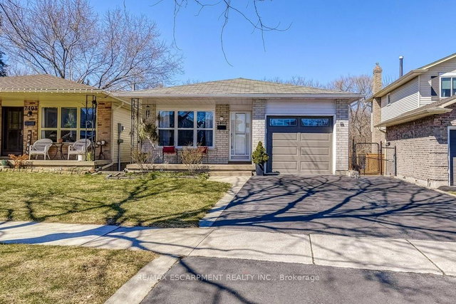 2405 Malcom Crescent