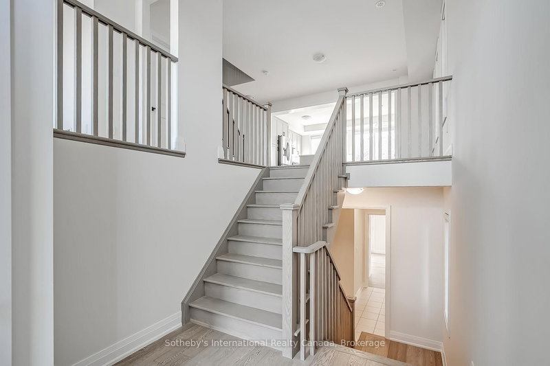 1492 Yellow Rose Circ, Oakville, L6M 4G3 | Image 3