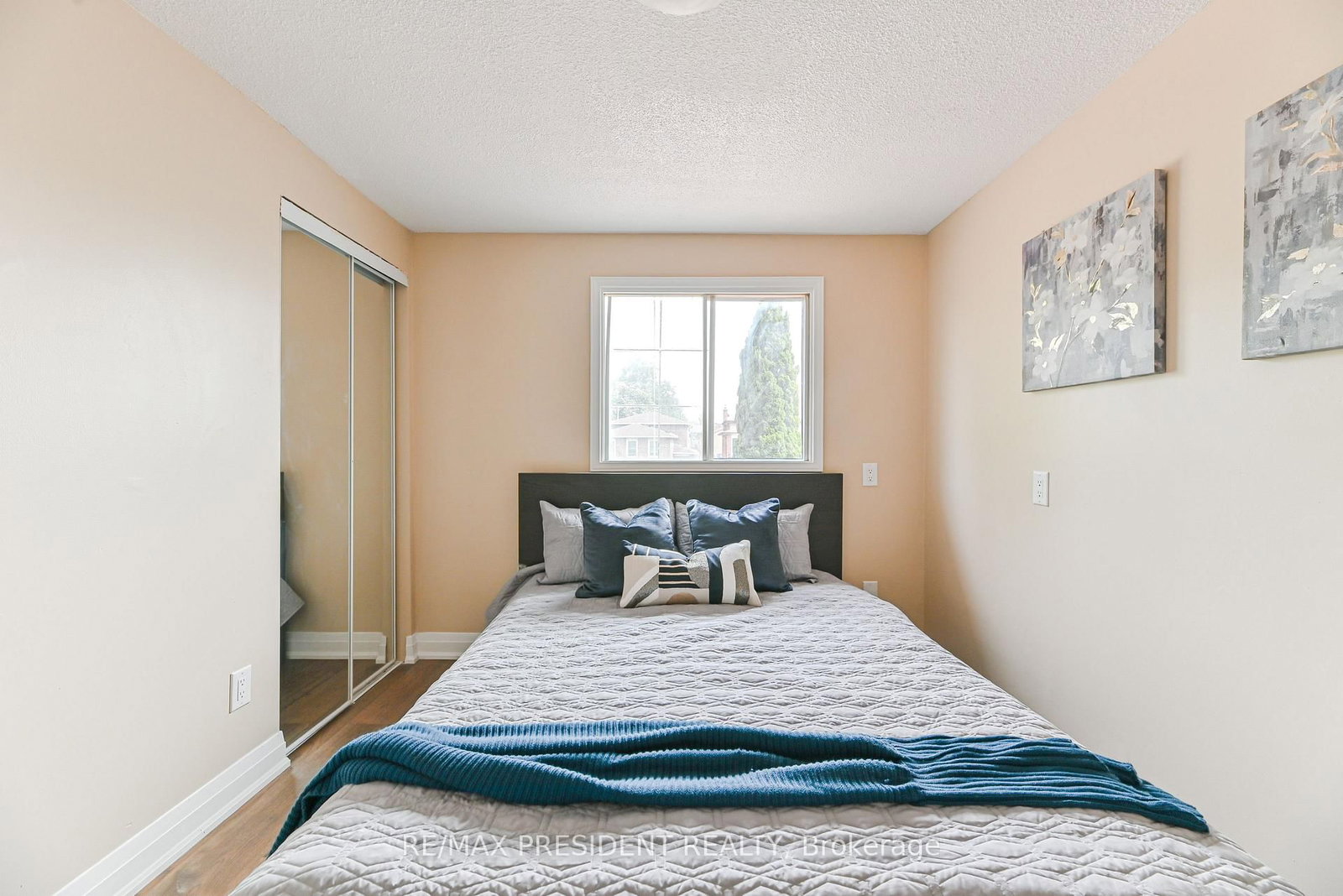 Detached House for sale at 4 Lawnview Court, Brampton, Ontario, L7G 1T4 - Heart Lake West - MLS: W12947164