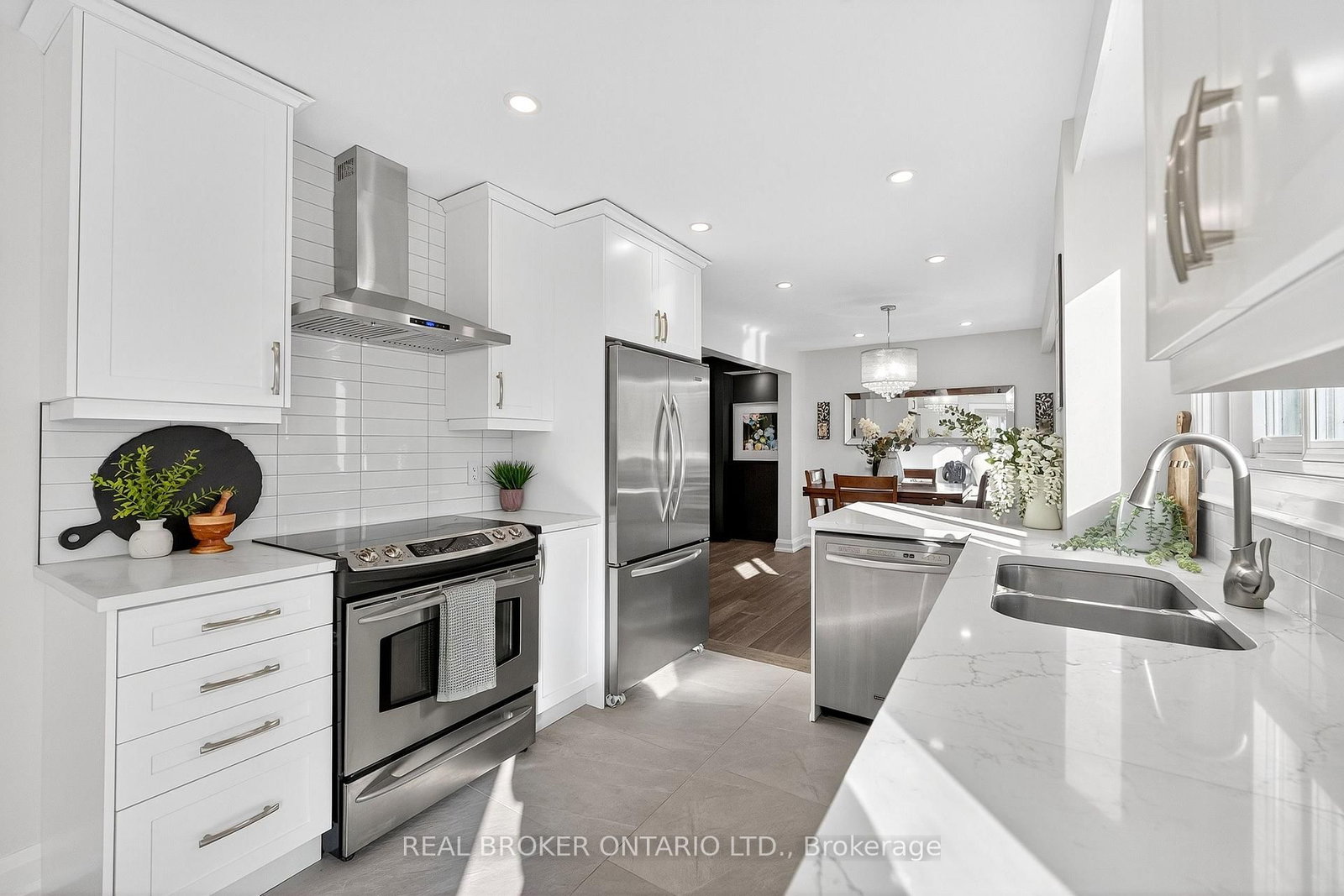 Detached House for sale at 10 Essex Place, Brampton, Ontario, L6T 2A6 - Southgate - MLS: W12947856