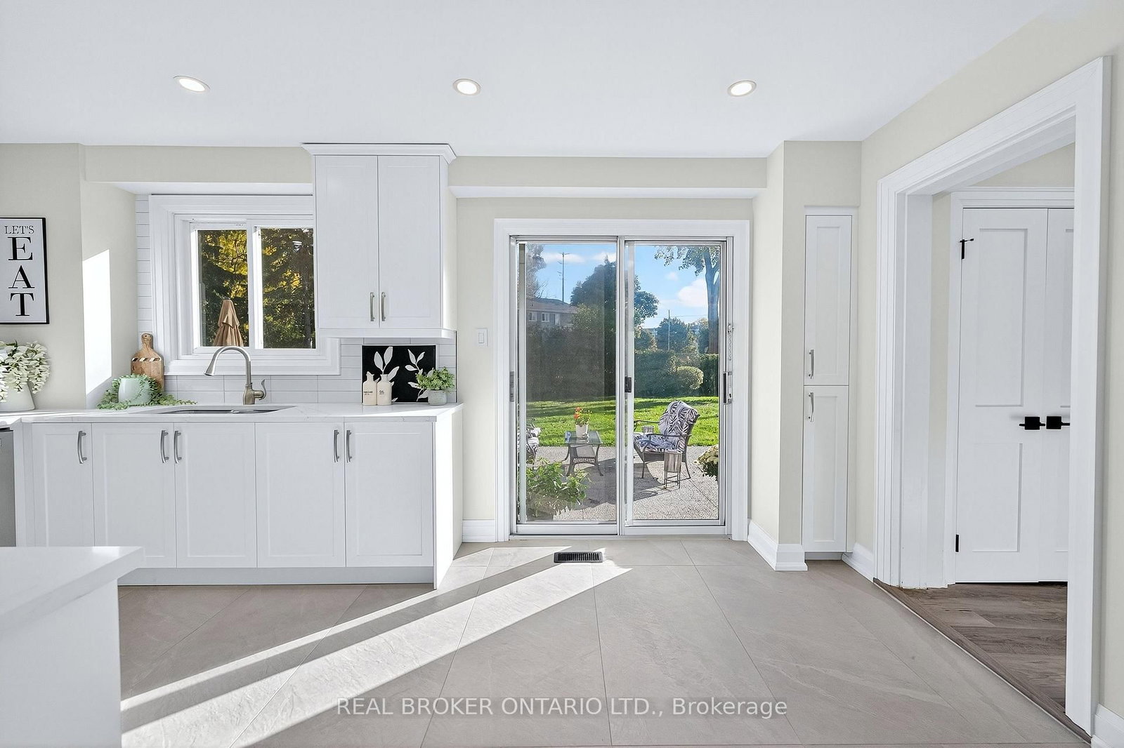 Detached House for sale at 10 Essex Place, Brampton, Ontario, L6T 2A6 - Southgate - MLS: W12947856