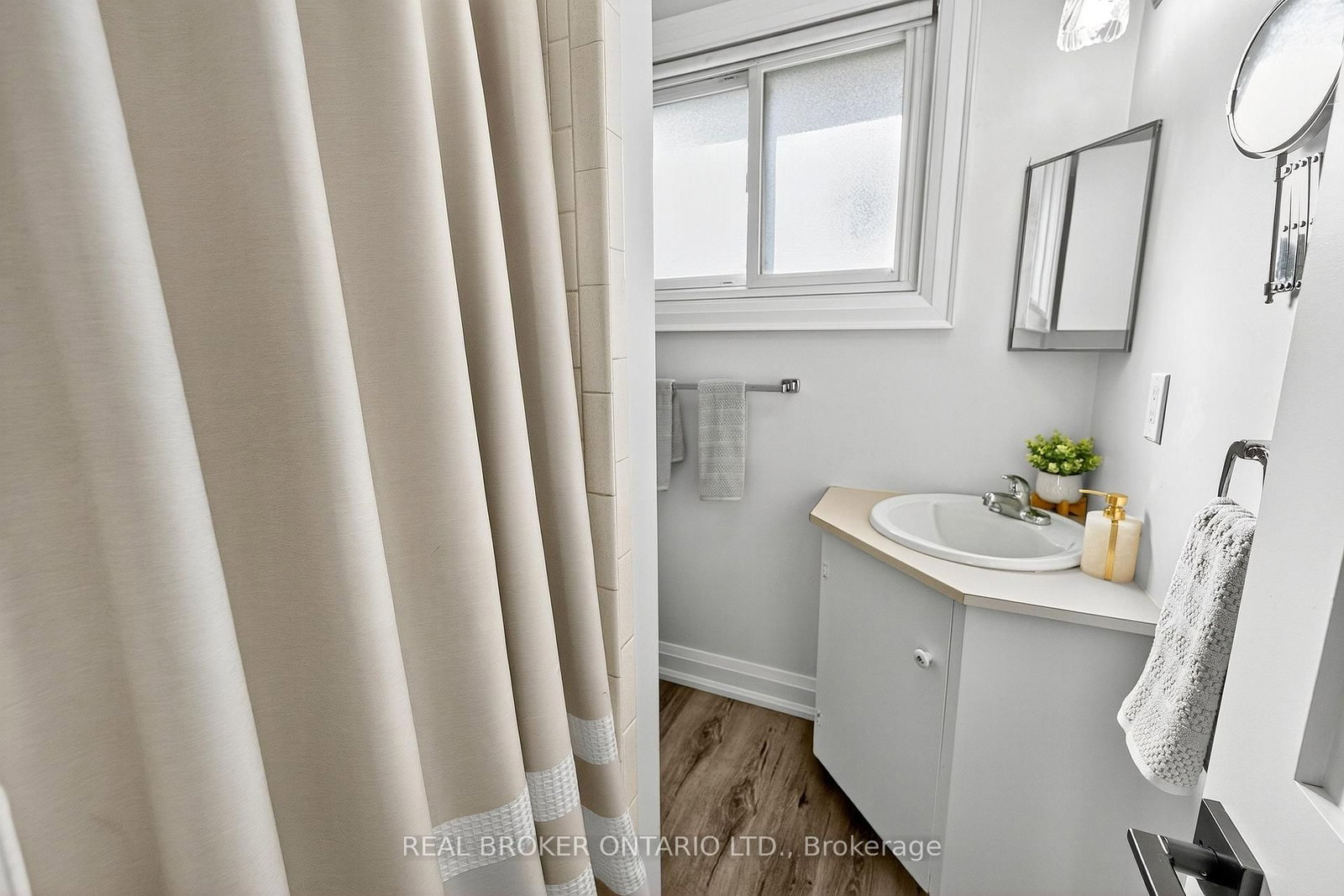 Detached House for sale at 10 Essex Place, Brampton, Ontario, L6T 2A6 - Southgate - MLS: W12947856