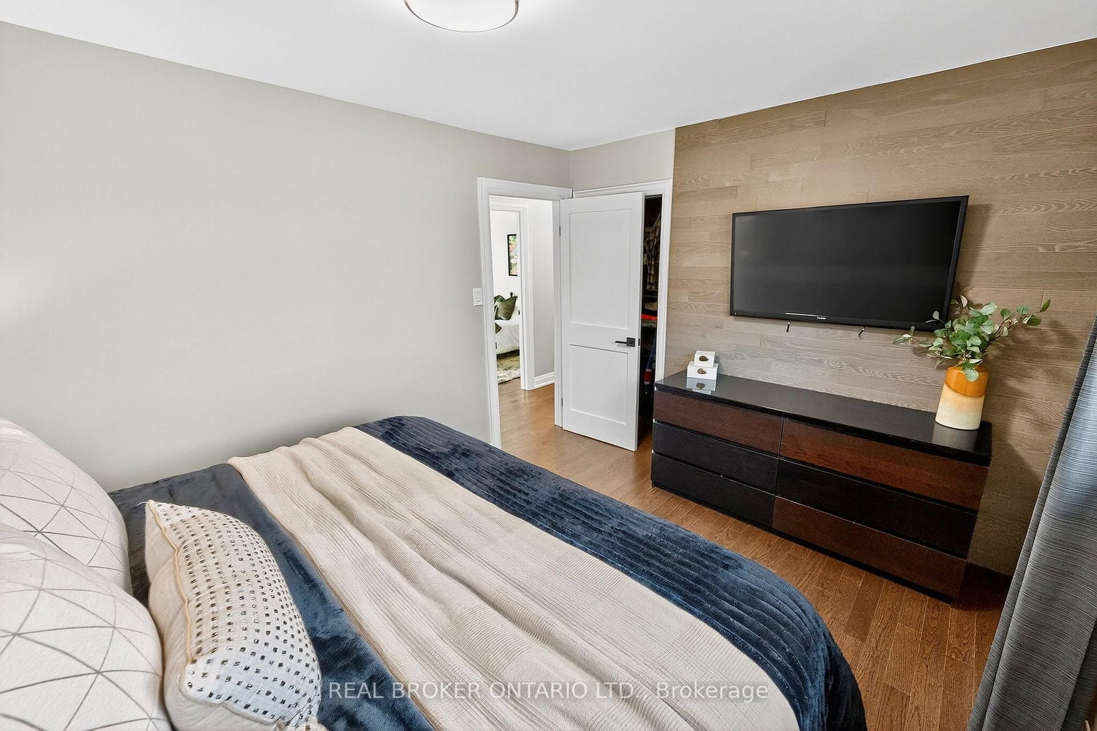 Detached House for sale at 10 Essex Place, Brampton, Ontario, L6T 2A6 - Southgate - MLS: W12947856