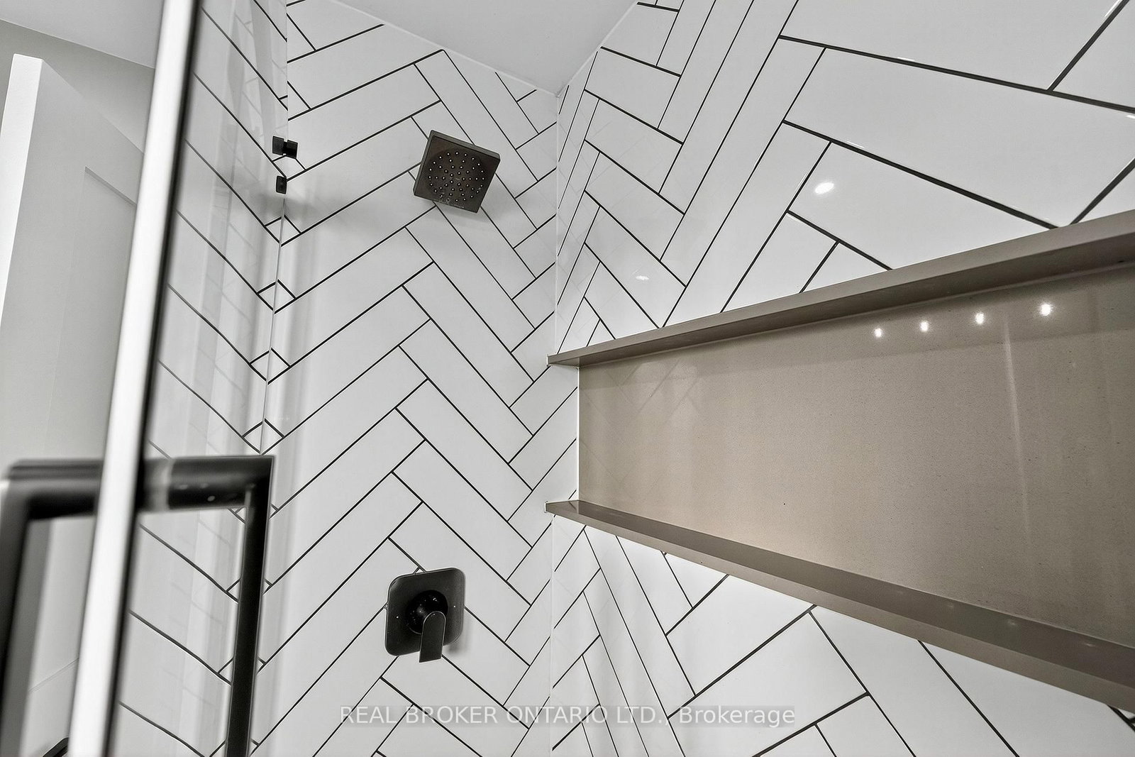 Detached House for sale at 10 Essex Place, Brampton, Ontario, L6T 2A6 - Southgate - MLS: W12947856