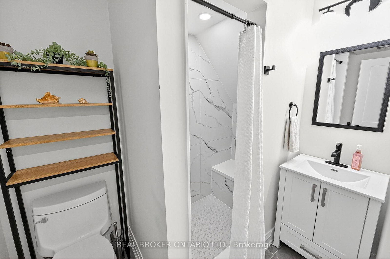 Detached House for sale at 10 Essex Place, Brampton, Ontario, L6T 2A6 - Southgate - MLS: W12947856