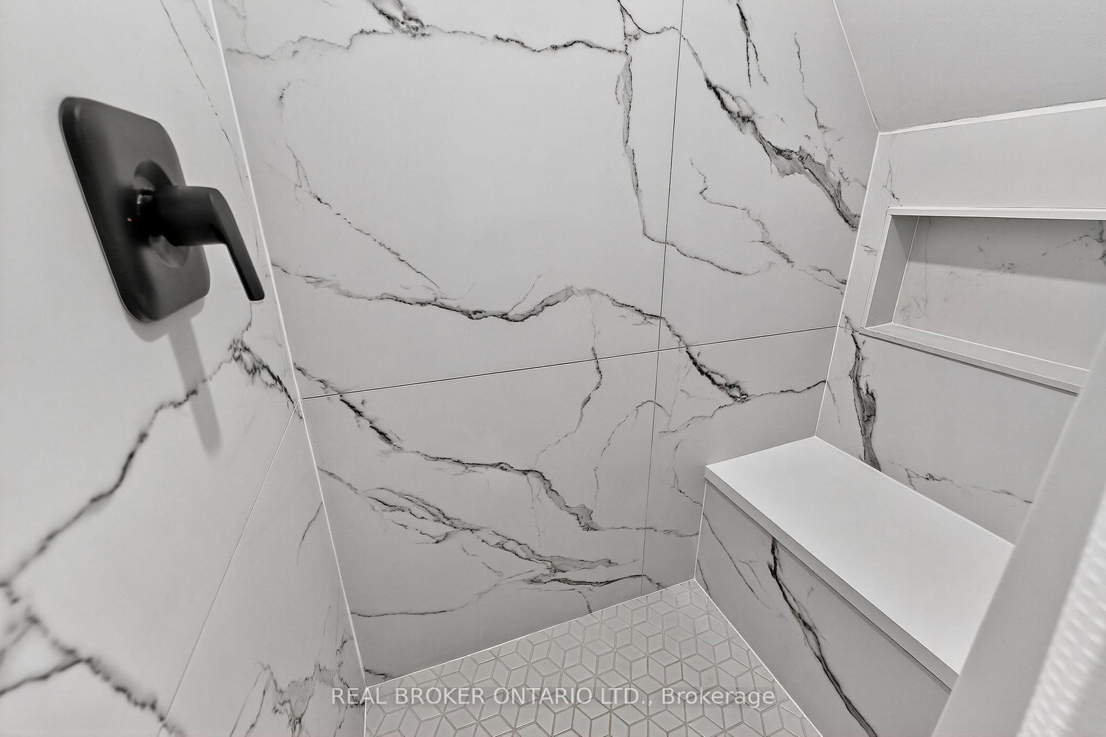 Detached House for sale at 10 Essex Place, Brampton, Ontario, L6T 2A6 - Southgate - MLS: W12947856