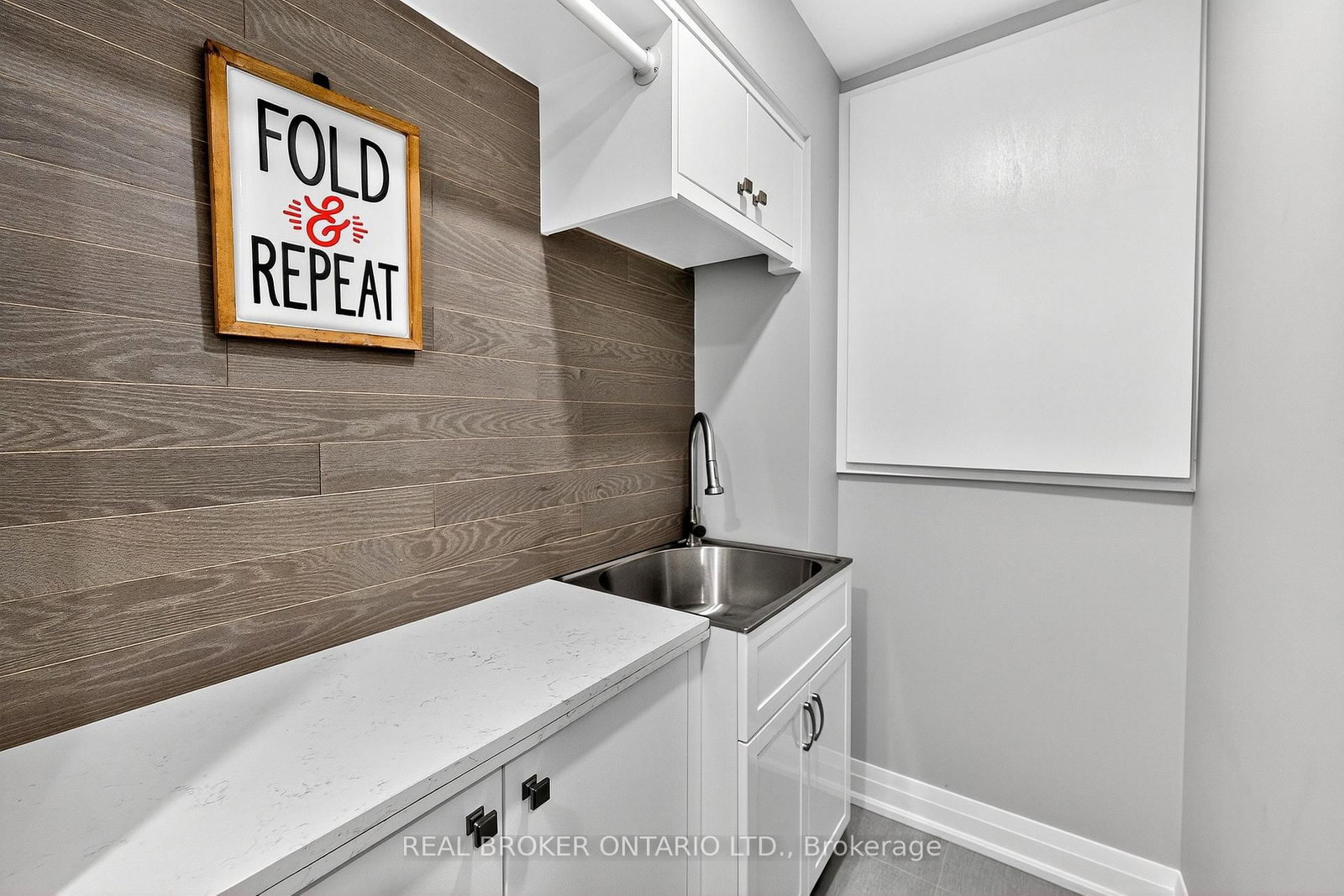 Detached House for sale at 10 Essex Place, Brampton, Ontario, L6T 2A6 - Southgate - MLS: W12947856