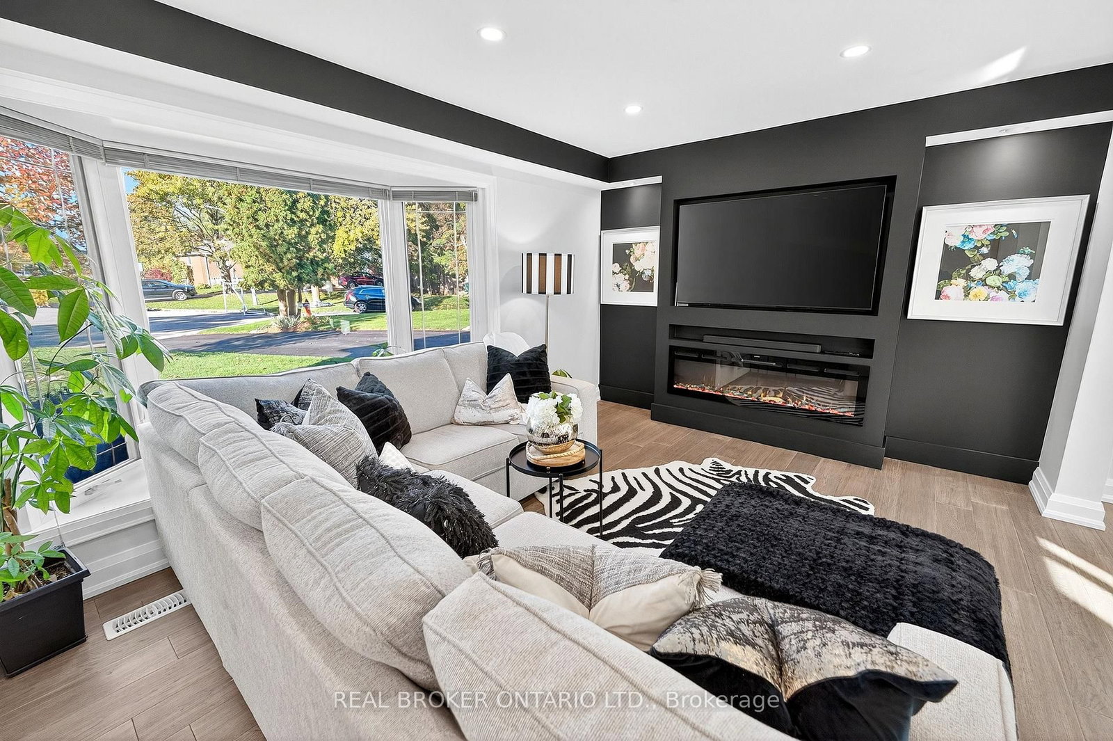 Detached House for sale at 10 Essex Place, Brampton, Ontario, L6T 2A6 - Southgate - MLS: W12947856