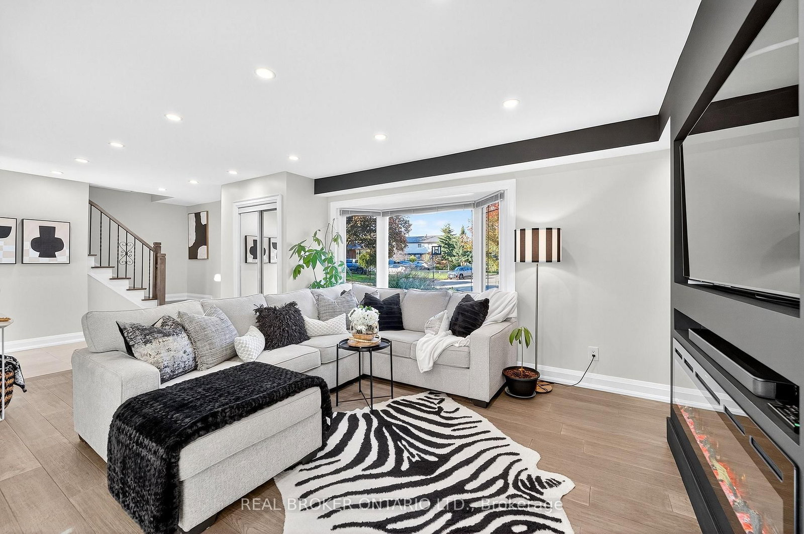 Detached House for sale at 10 Essex Place, Brampton, Ontario, L6T 2A6 - Southgate - MLS: W12947856