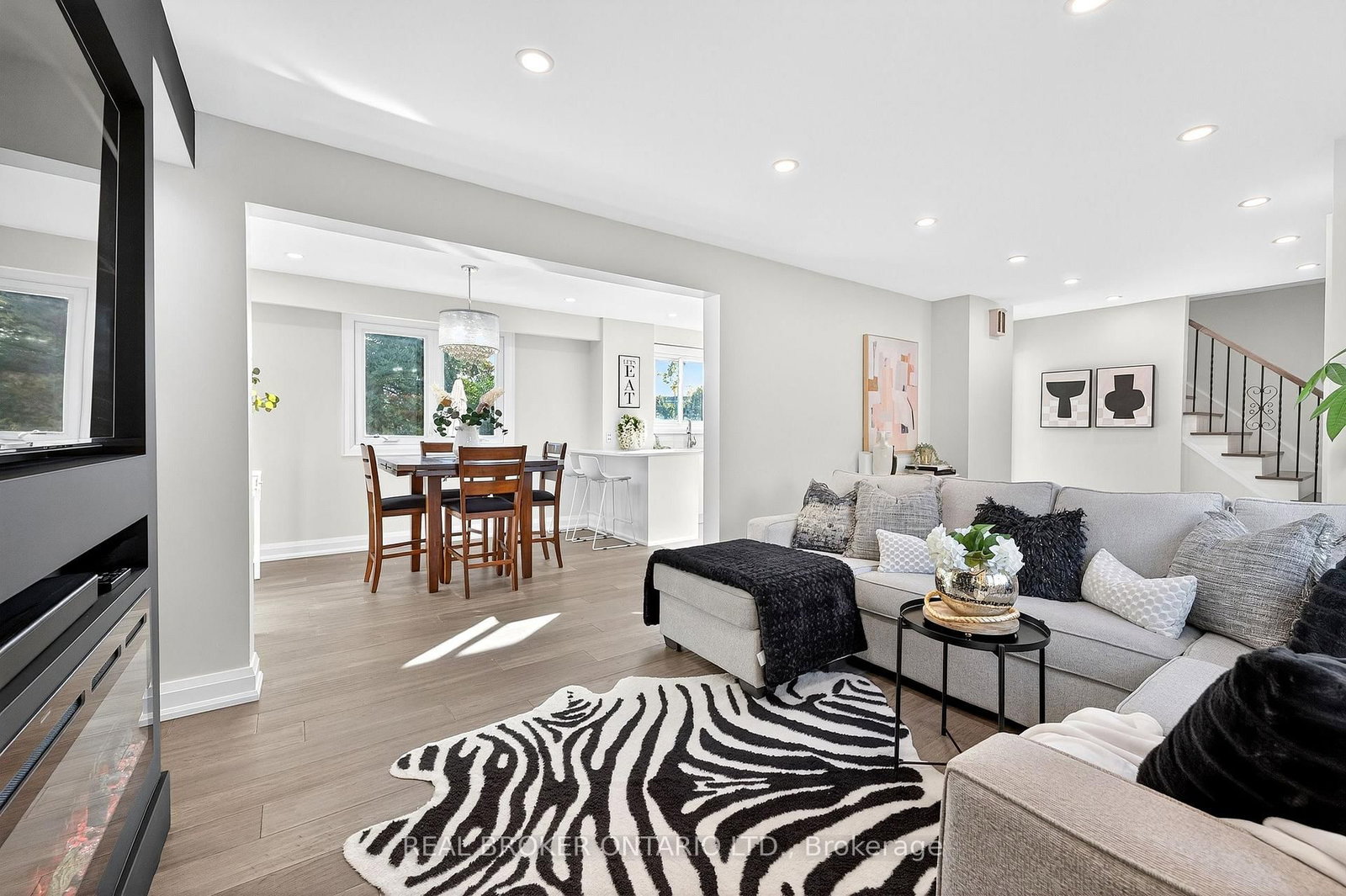 Detached House for sale at 10 Essex Place, Brampton, Ontario, L6T 2A6 - Southgate - MLS: W12947856