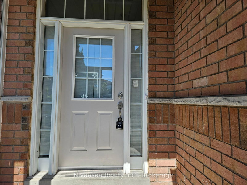 926 Ledbury Cres, Mississauga, L5V 2P8 | Image 3