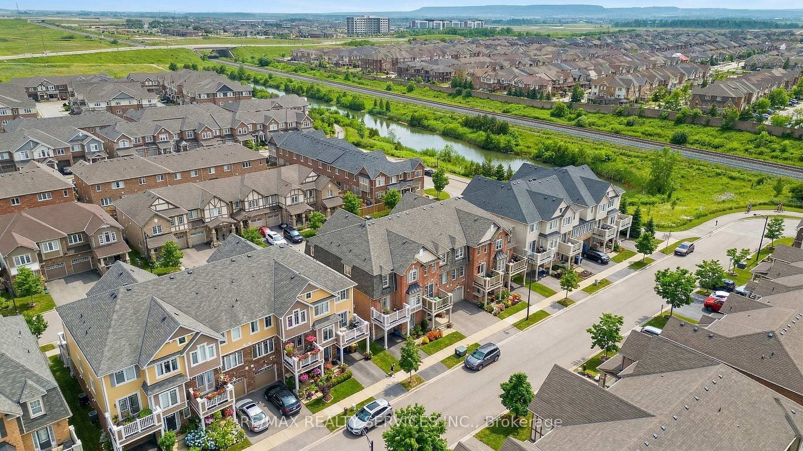 Townhouse for sale at 73 Dredge Court, Milton, Ontario, L9T 8R8 - Willmott - MLS: W12948214