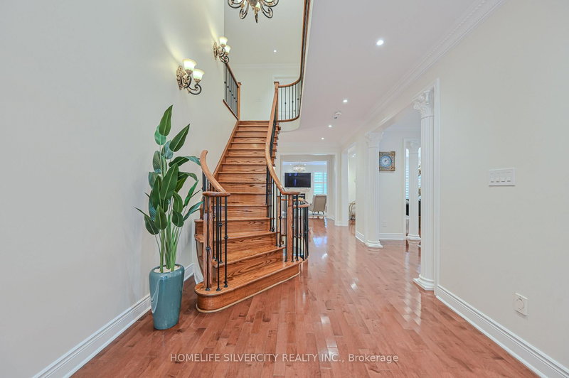 5 Highvalley Circ, Brampton, L6P 2C6 | Image 2