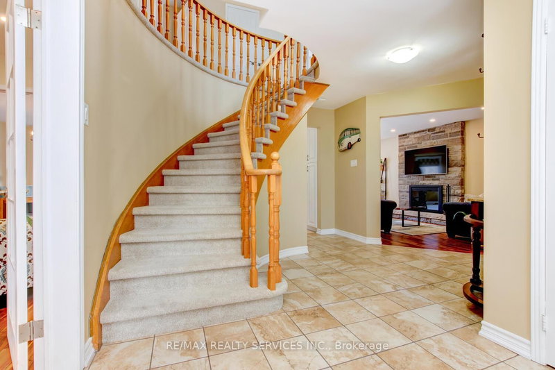 28 Chickadee Cres, Brampton, L6Z 3L2 | Image 2