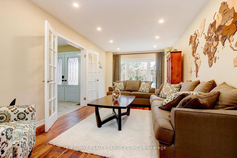 28 Chickadee Cres, Brampton, L6Z 3L2 | Image 3