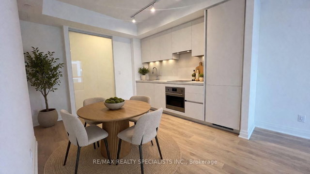 3201 - 4015 The Exchange