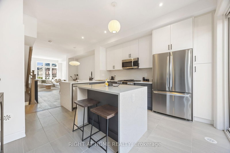 21 - 10 Lunar Cres, Mississauga, L5M 2P6 | Image 2