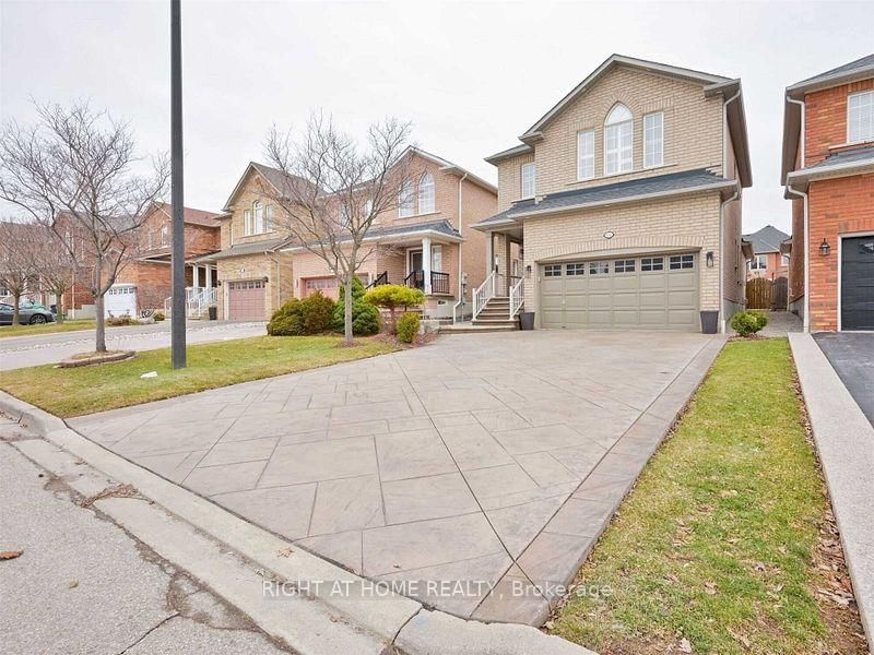 814 Brass Winds Pl, Mississauga, L5W 1T4 | Image 2