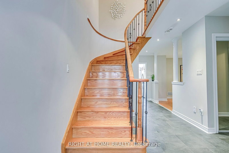 814 Brass Winds Pl, Mississauga, L5W 1T4 | Image 3