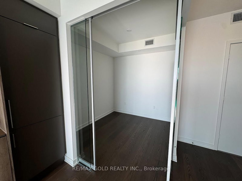 home for lease on 3412-448 Burnhamthorpe Road W