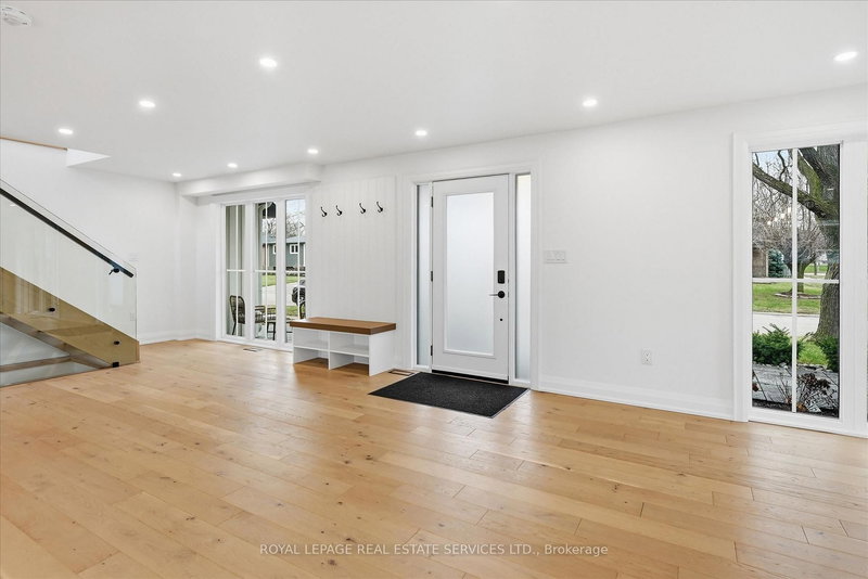 2212 Urwin Cres, Oakville, L6L 2T2 | Image 3