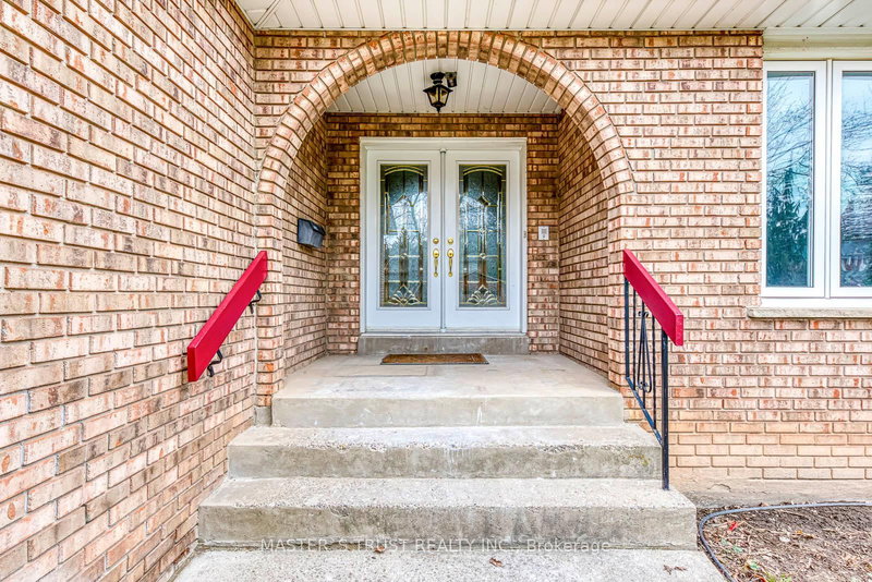 2591 Robin Dr, Mississauga, L5K 2G2 | Image 2