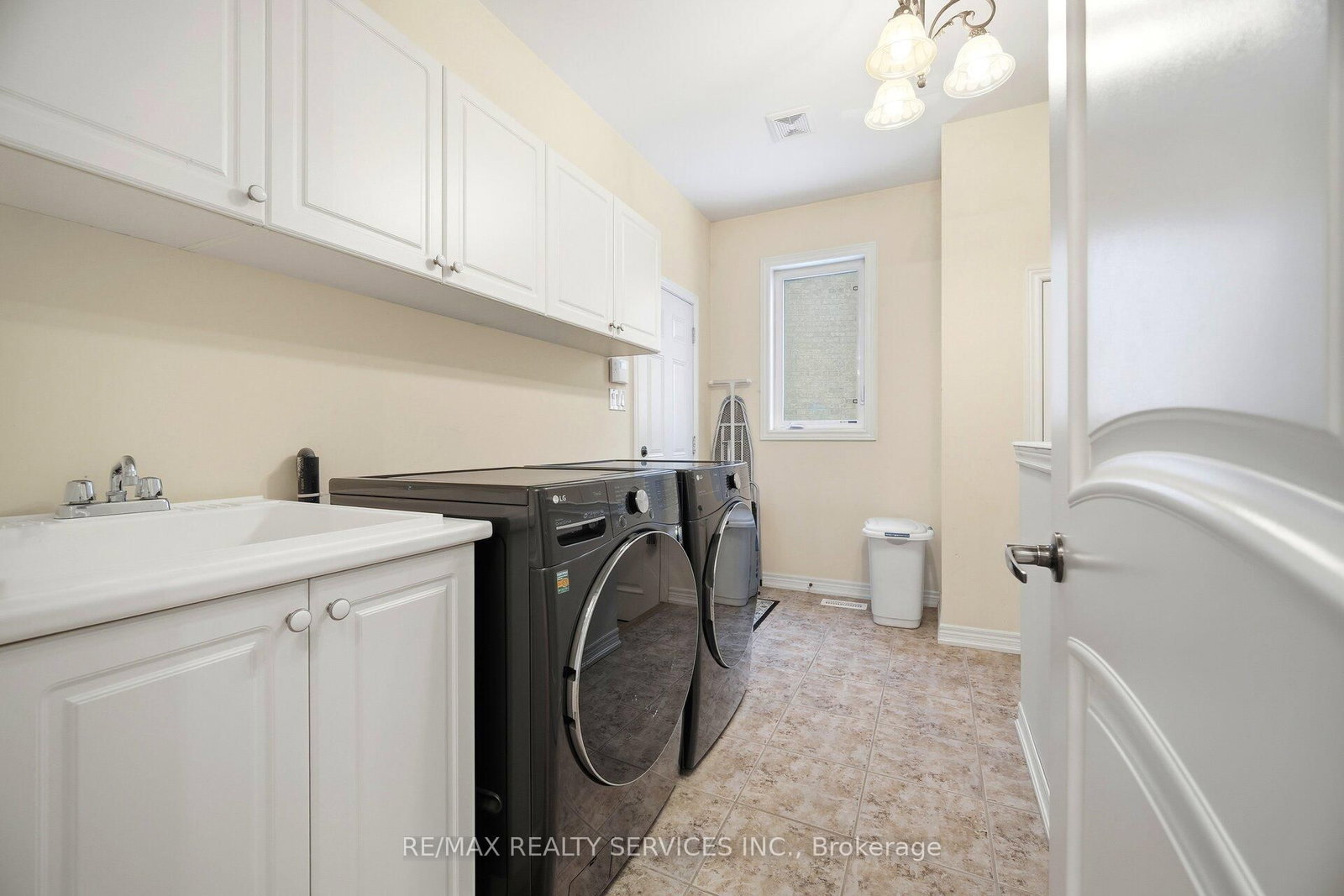 Detached House for sale at 17 ISLAND Grve, Brampton, Ontario, L6X 0W6 - Credit Valley - MLS: W12952670