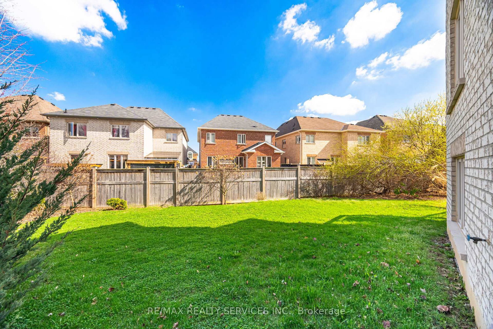 Detached House for sale at 17 ISLAND Grve, Brampton, Ontario, L6X 0W6 - Credit Valley - MLS: W12952670