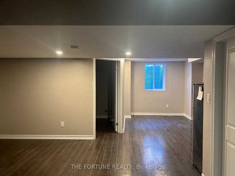 home for lease on 90 canary Close W