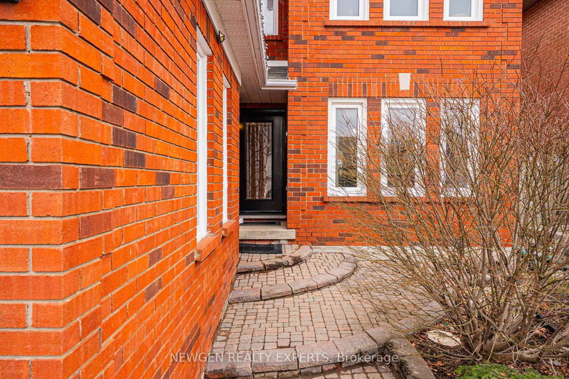 30 Adirondack Cres, Brampton, L6R 1E5 | Image 3