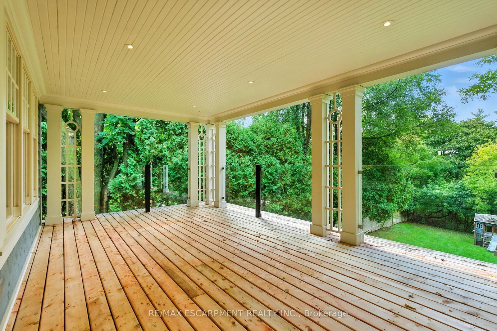 Detached House for sale at 391 Patricia Drive, Burlington, Ontario, L7T 1J9 - Bayview - MLS: W12953108