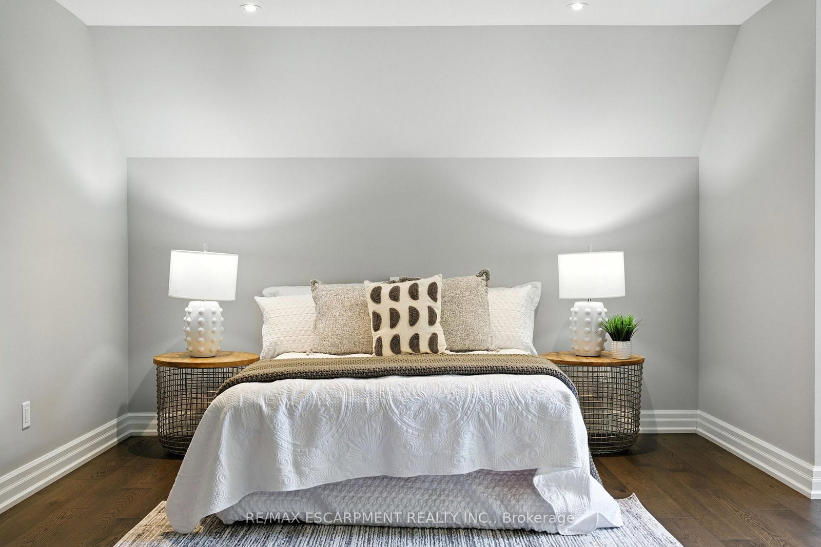 Detached House for sale at 391 Patricia Drive, Burlington, Ontario, L7T 1J9 - Bayview - MLS: W12953108