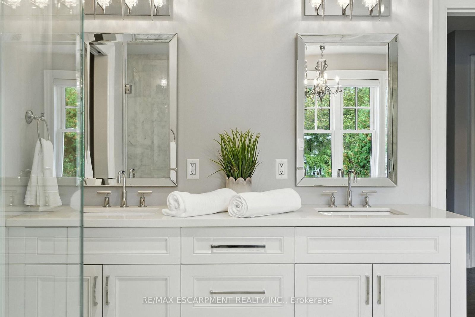 Detached House for sale at 391 Patricia Drive, Burlington, Ontario, L7T 1J9 - Bayview - MLS: W12953108