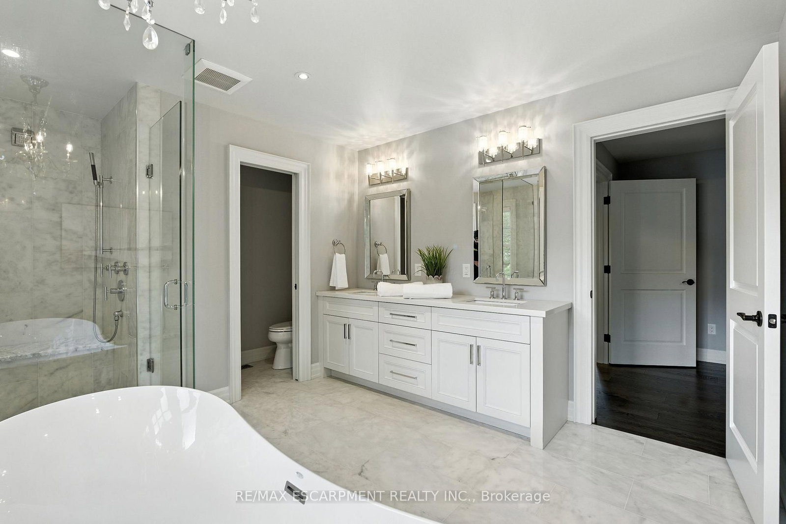 Detached House for sale at 391 Patricia Drive, Burlington, Ontario, L7T 1J9 - Bayview - MLS: W12953108