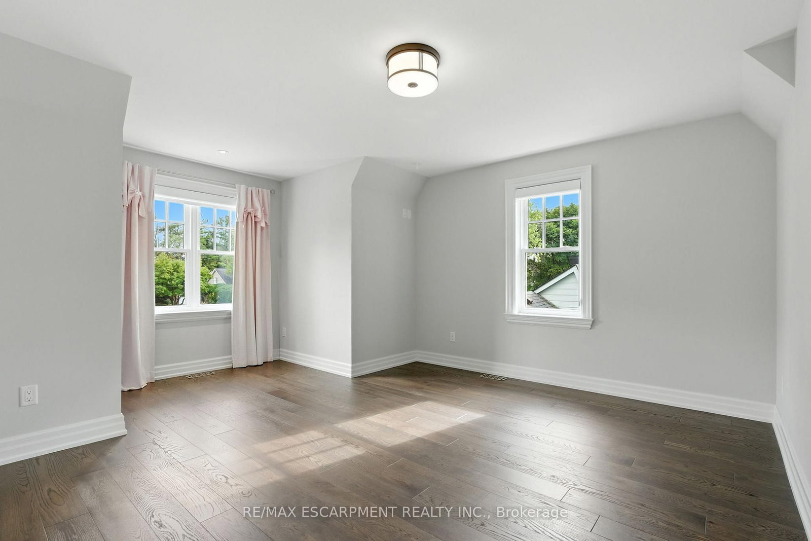 Detached House for sale at 391 Patricia Drive, Burlington, Ontario, L7T 1J9 - Bayview - MLS: W12953108