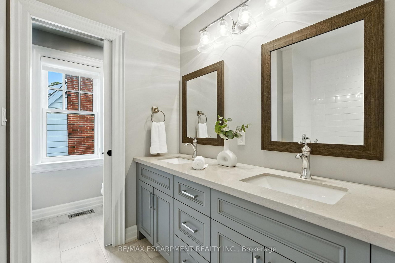 Detached House for sale at 391 Patricia Drive, Burlington, Ontario, L7T 1J9 - Bayview - MLS: W12953108