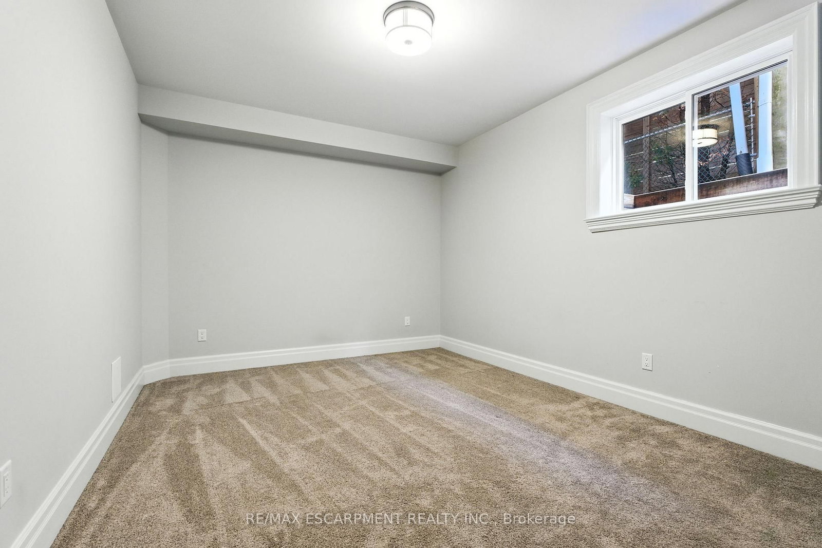 Detached House for sale at 391 Patricia Drive, Burlington, Ontario, L7T 1J9 - Bayview - MLS: W12953108