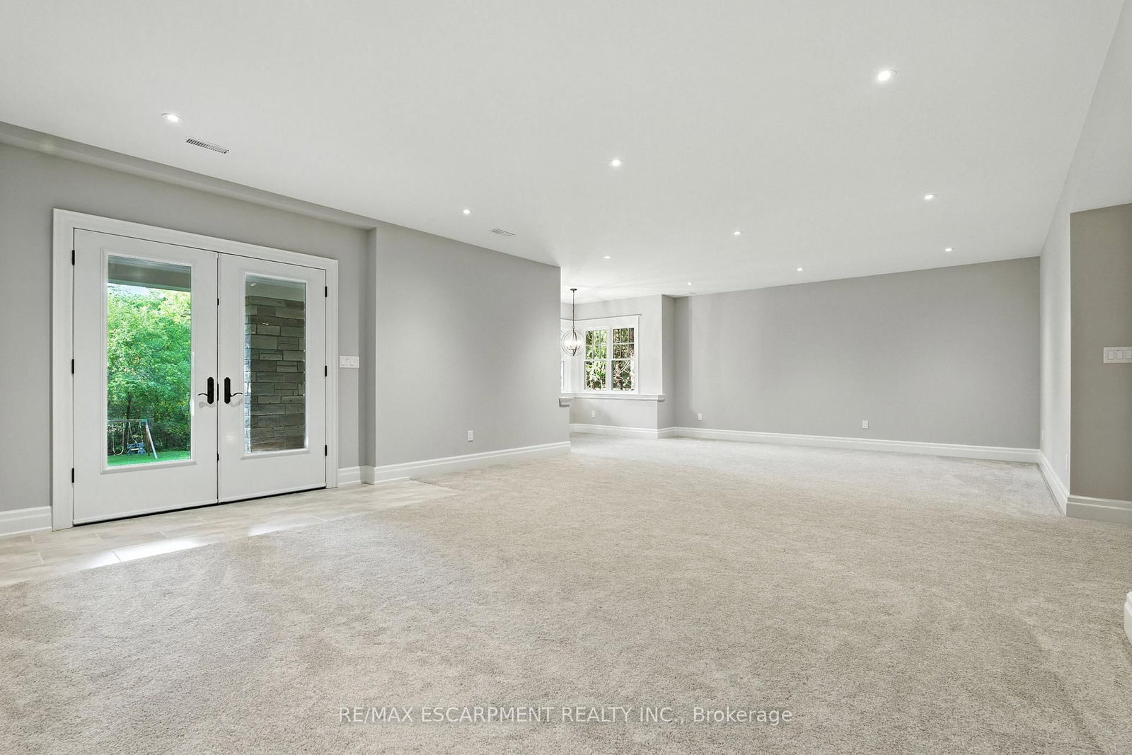 Detached House for sale at 391 Patricia Drive, Burlington, Ontario, L7T 1J9 - Bayview - MLS: W12953108