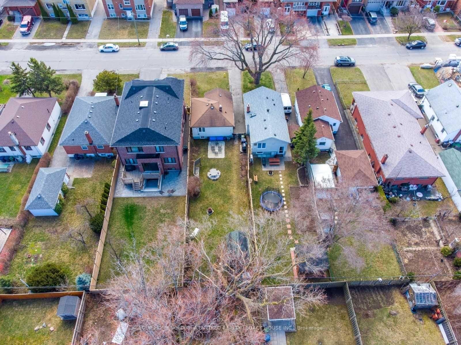 Detached House for sale at 22 Albright Avenue, Toronto, Ontario, M8W 1X1 - Alderwood - MLS: W12953576