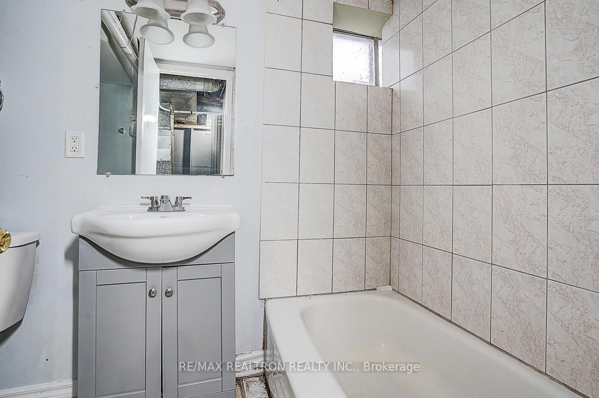 Detached House for lease at 7 Nickle Street, Toronto, Ontario, M6M 2H7 - Mount Dennis - MLS: W12953600