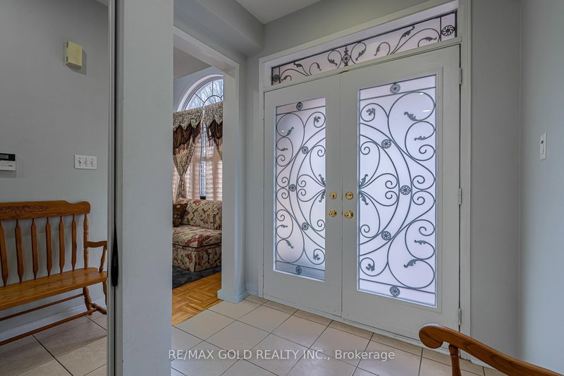 10 Sugarcane Ave, Brampton, L6R 3C8 | Image 2