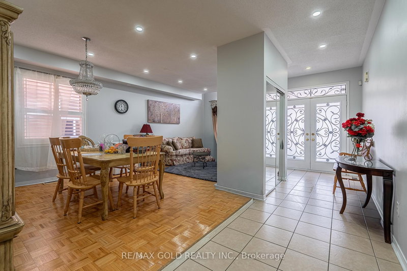 10 Sugarcane Ave, Brampton, L6R 3C8 | Image 3